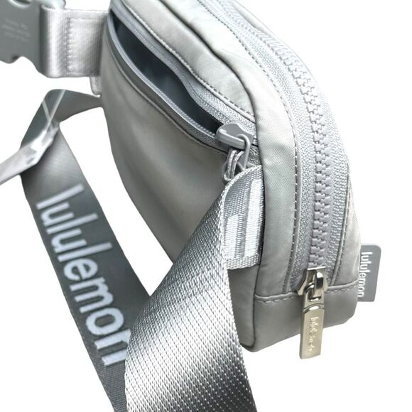 NEW! Hands-Free Lululemon 1L Belt Bag in Silver Drop & White (NWT) - Picture 13 of 16